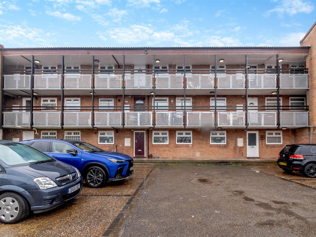 2 bed flat for sale in Stratfield Road, Slough SL1, £235,000