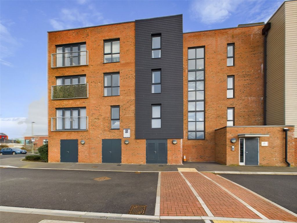 2 bed flat for sale in Hobbs Way, Gloucester, Gloucestershire GL2, £96,000