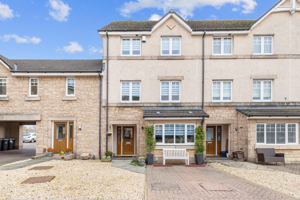 4 bed town house for sale in Blenheim Court, Causewayhead FK9, £270,000