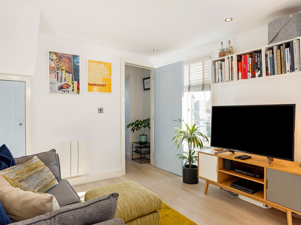 1 bed flat for sale in High Street, Lane End HP14, £230,000
