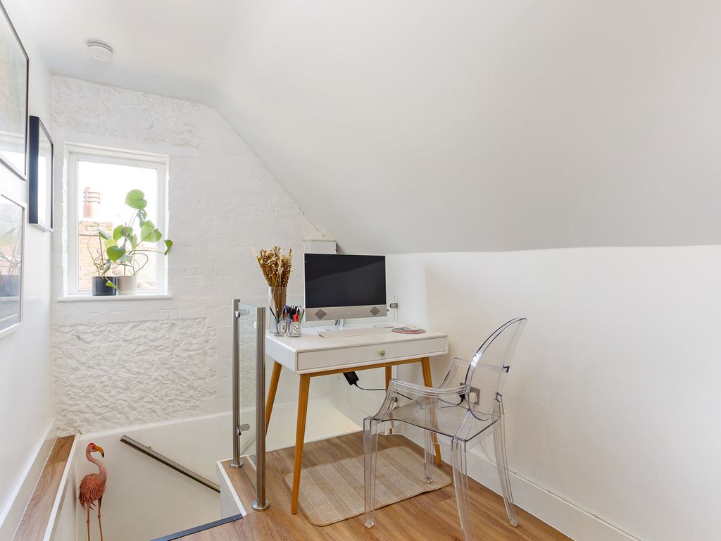 1 bed flat for sale in High Street, Lane End HP14, £230,000