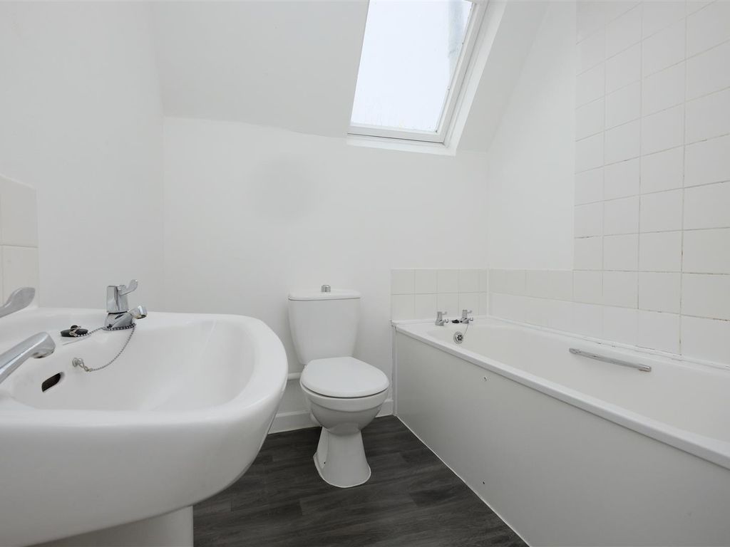 2 bed flat for sale in Bloomfield Avenue, Bath BA2, £175,000