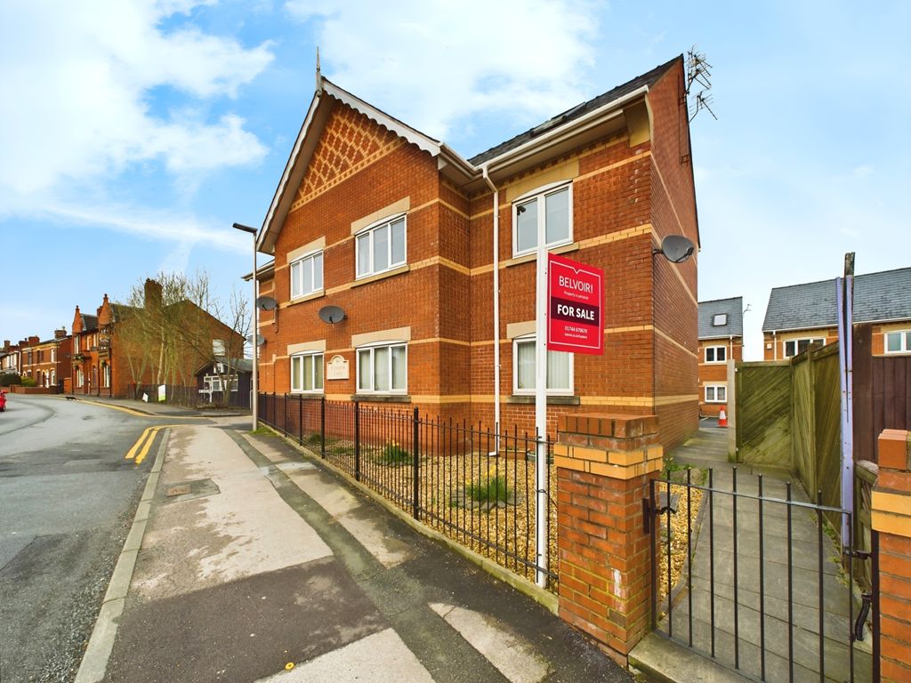 2 bed flat for sale in Crompton Court, Ashton-In-Makerfield WN4, £110,000