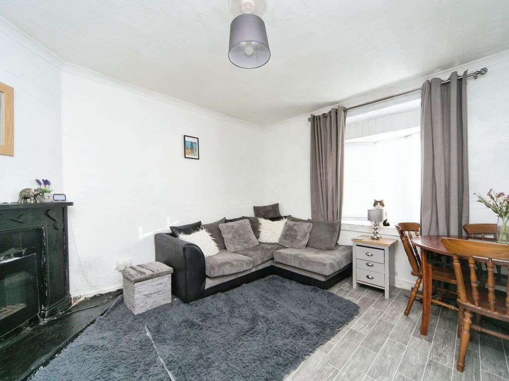 2 bed flat for sale in Ffordd Morfa, Llandudno, Conwy LL30, £120,000