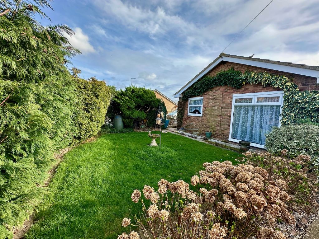 2 bed detached bungalow for sale in Green Park, Chatteris PE16, £260,000