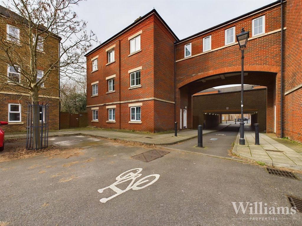 2 bed flat for sale in Knightsbridge Place, Fairford Leys, Aylesbury HP19, £275,000