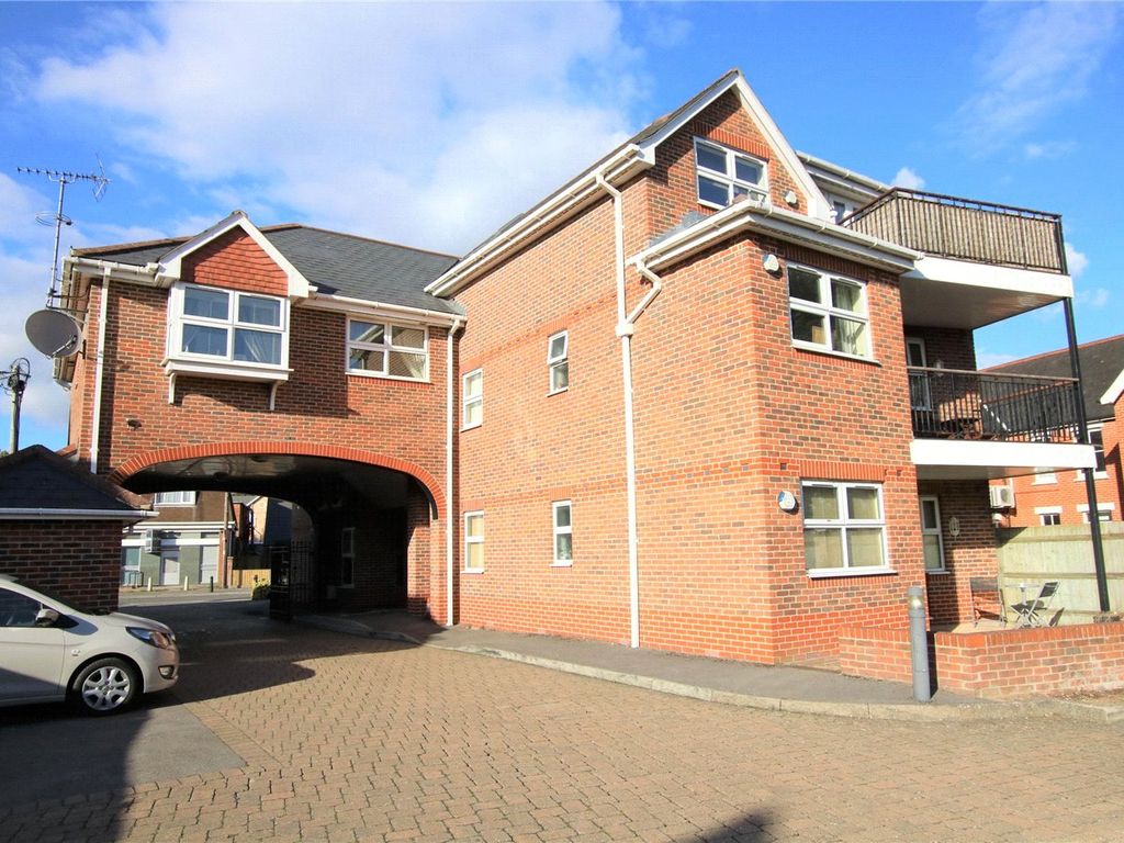 2 bed flat for sale in Crichton Court, West End Road, Mortimer Common, Reading RG7, £245,000