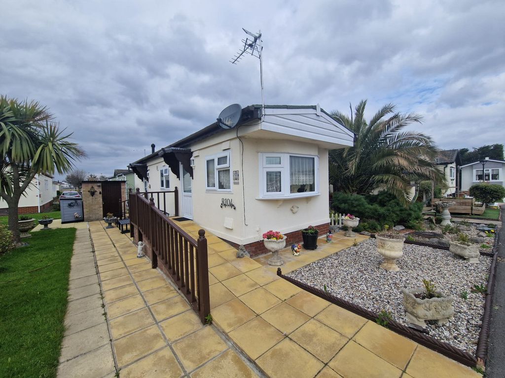 2 bed mobile/park home for sale in R104 Creek Road, Canvey Island SS8, £150,000