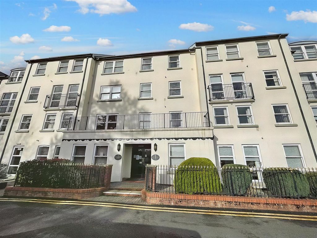 1 bed flat for sale in The Parade, Carmarthen SA31, £70,000