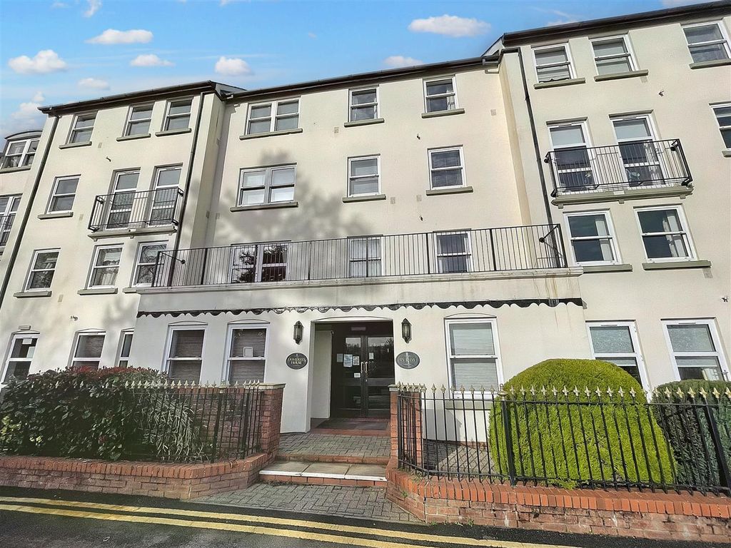 1 bed flat for sale in The Parade, Carmarthen SA31, £70,000
