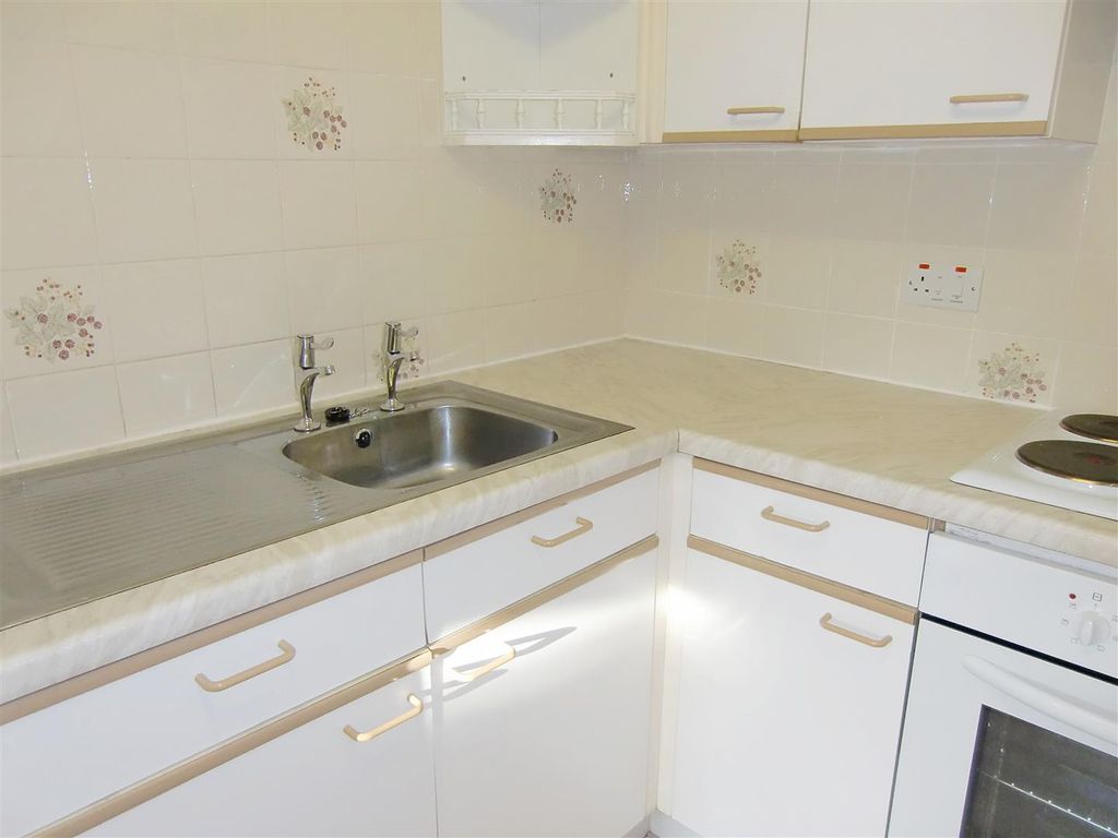 1 bed flat for sale in The Parade, Carmarthen SA31, £70,000