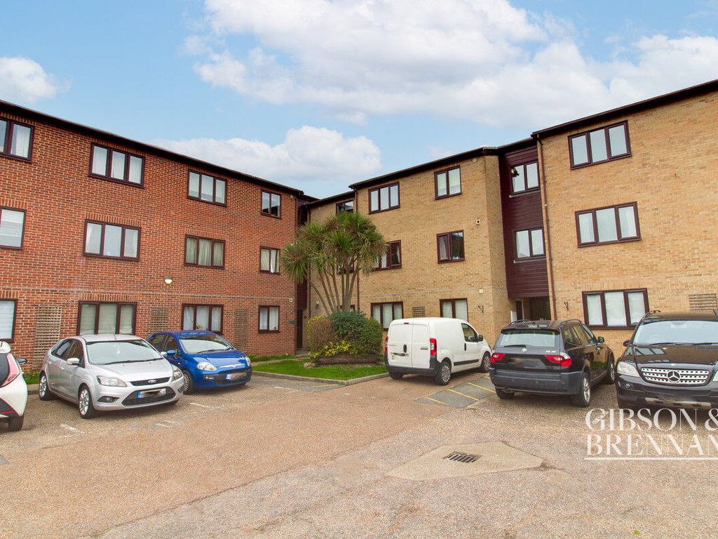 2 bed flat for sale in High Road, Basildon SS16, £200,000