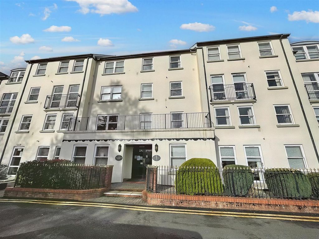 1 bed flat for sale in The Parade, Carmarthen SA31, £80,000