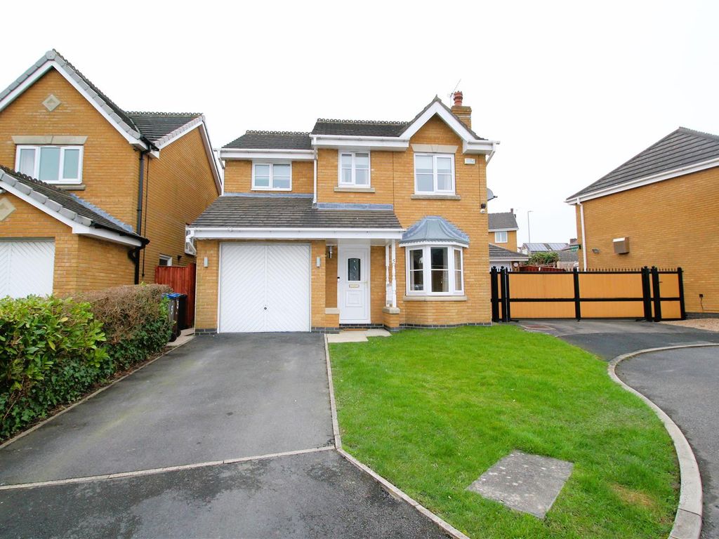 3 bed detached house for sale in Parkmere Close, Bradford BD4, £235,000