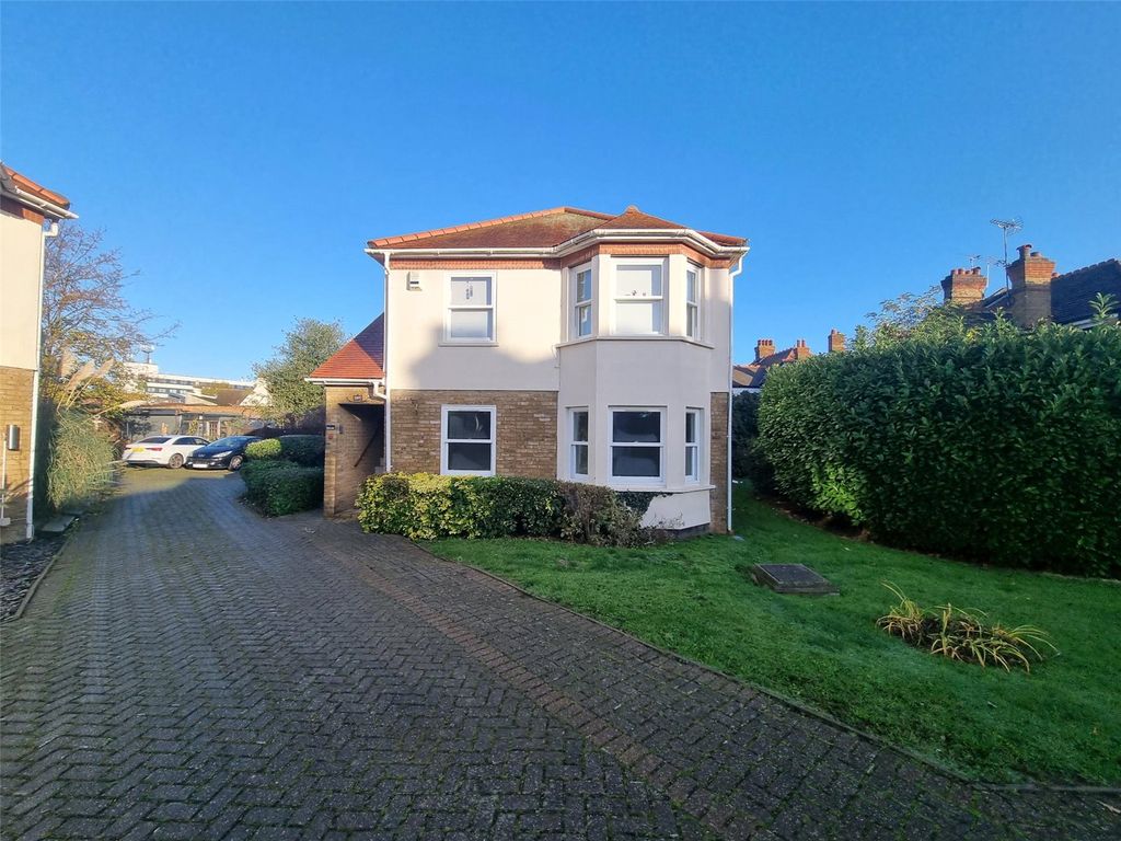 1 bed flat for sale in Parkgate, Westcliff-On-Sea, Essex SS0, £215,000