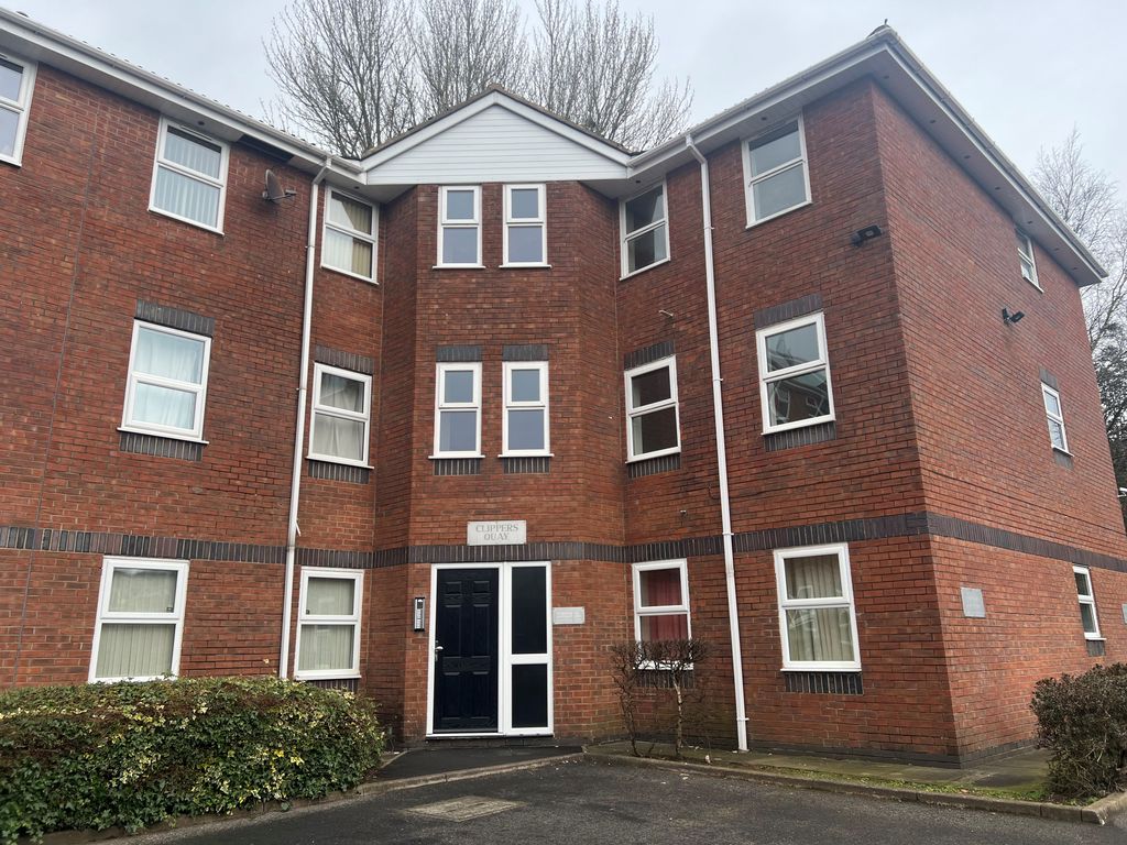 2 bed flat for sale in Clippers Quay, Blackburn BB1, £75,000