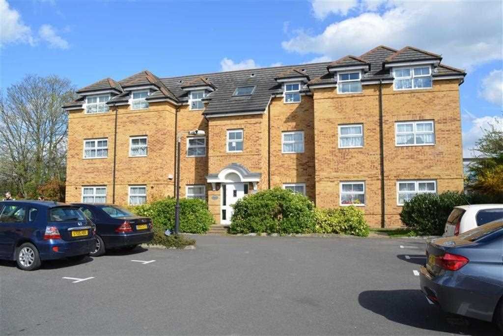 2 bed flat for sale in Rutland Avenue, Slough SL1, £240,000