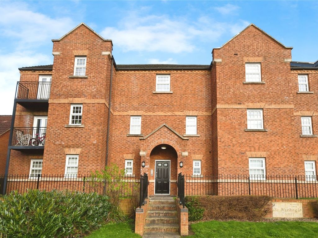 2 bed flat for sale in Fulmen Close, Lincoln, Lincolnshire LN1, £150,000