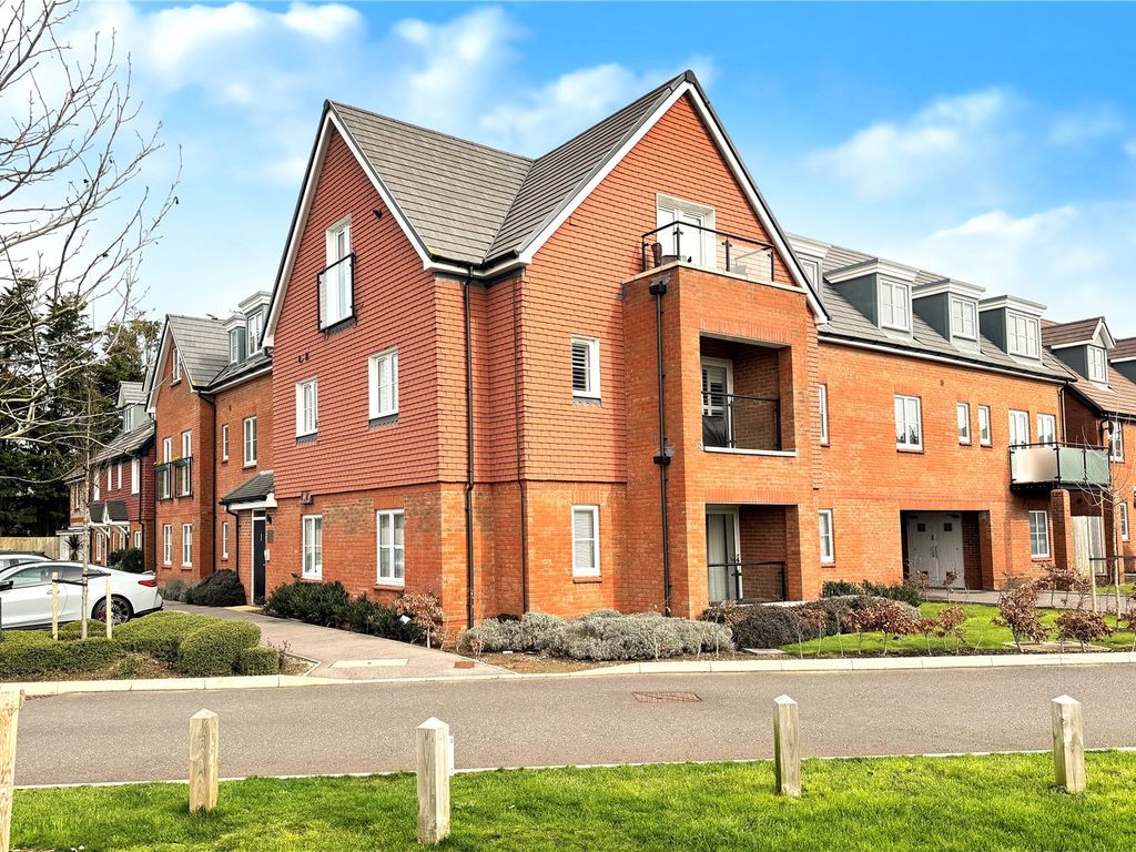 2 bed flat for sale in Acacia Crescent, Angmering, Littlehampton, West Sussex BN16, £280,000