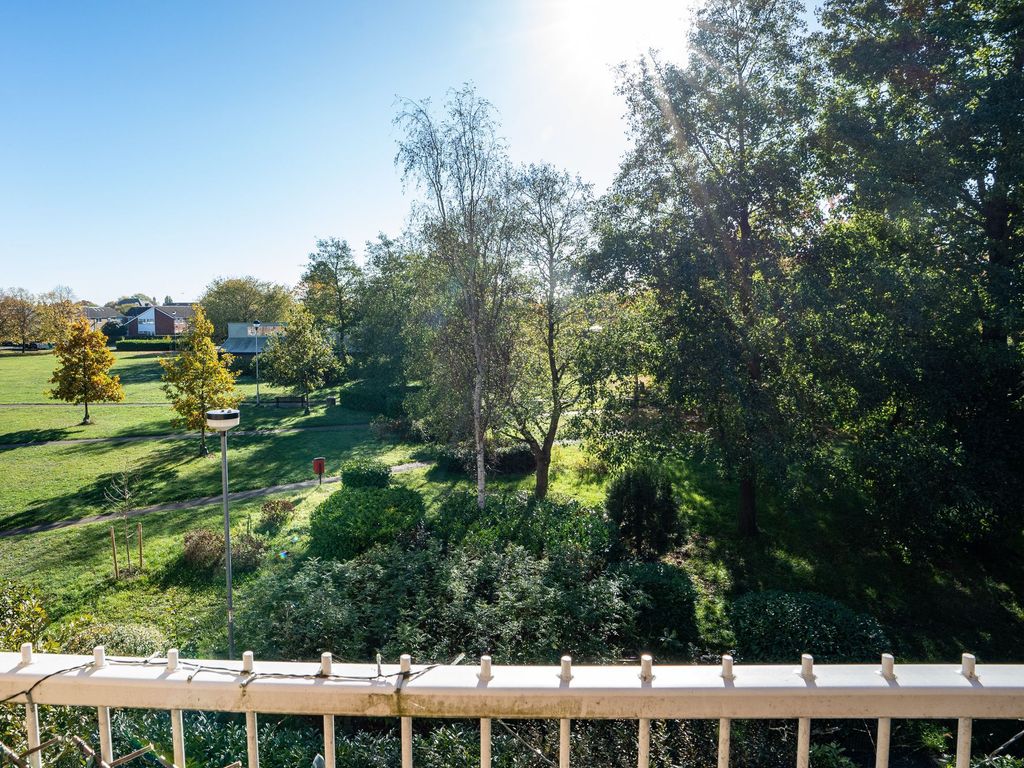 2 bed flat for sale in Nicholson Way, Cambridge CB4, £220,000