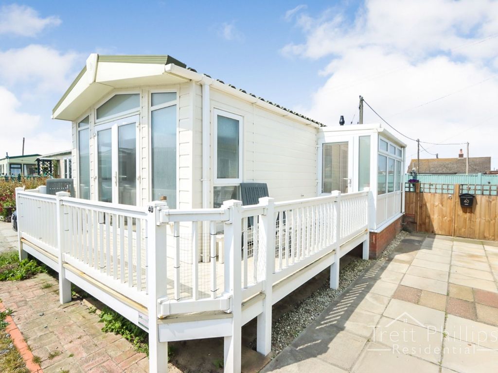 2 bed mobile/park home for sale in Coast Road, Walcott NR12, £120,000