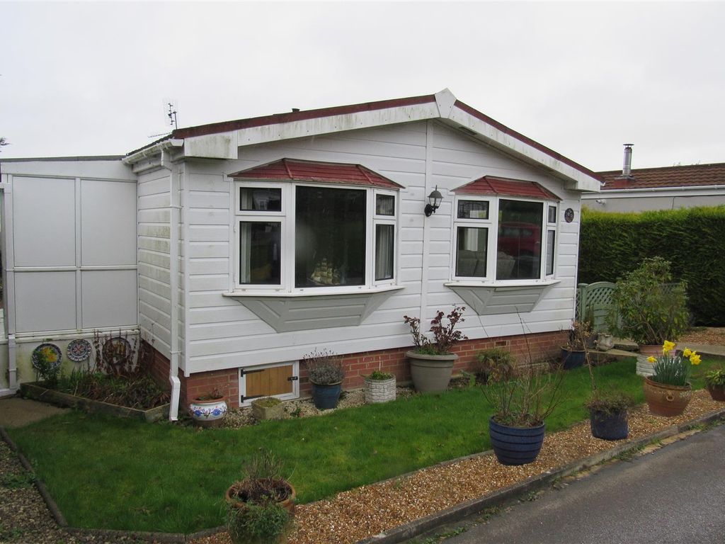 2 bed mobile/park home for sale in Woodlands Park, Blean, Canterbury CT2, £235,000