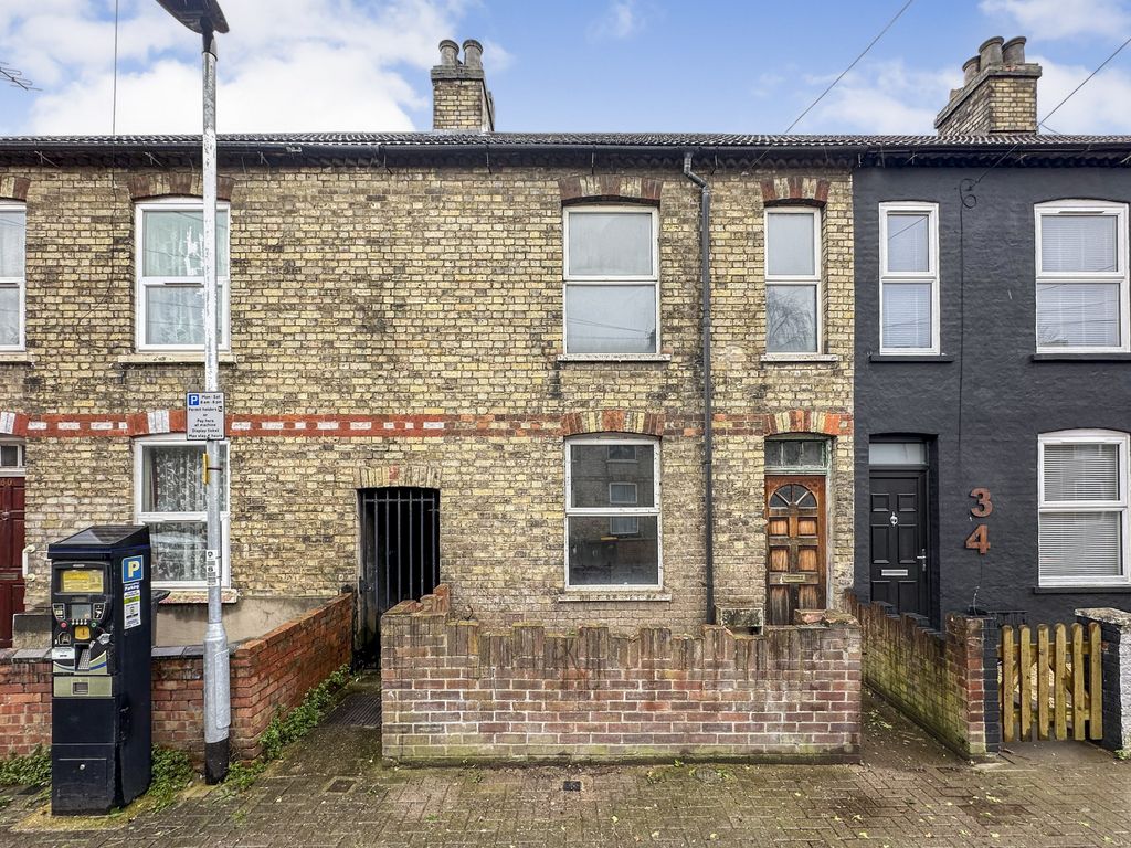 3 bed terraced house for sale in St. Leonards Street, Bedford MK42, £120,000
