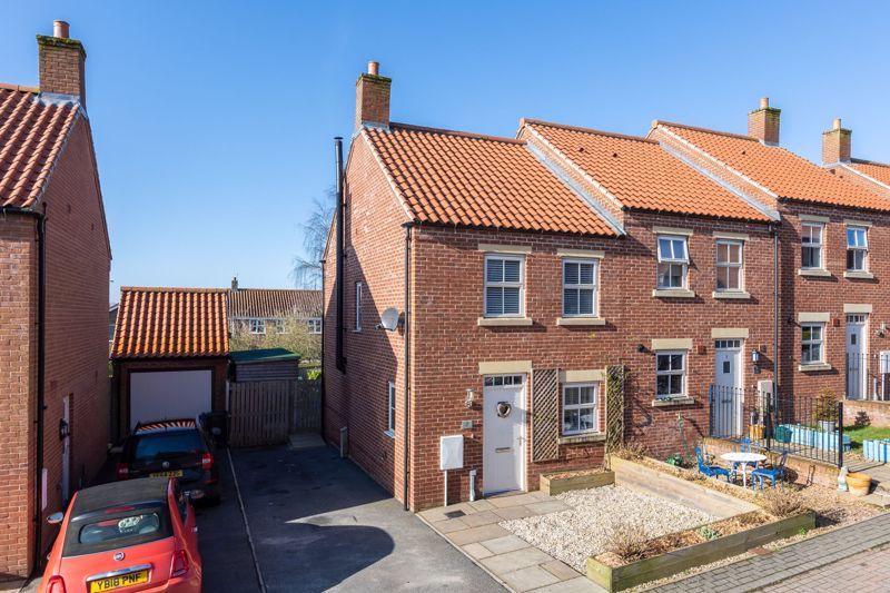 3 bed end terrace house for sale in Field View Close, Ampleforth, York YO62, £265,000