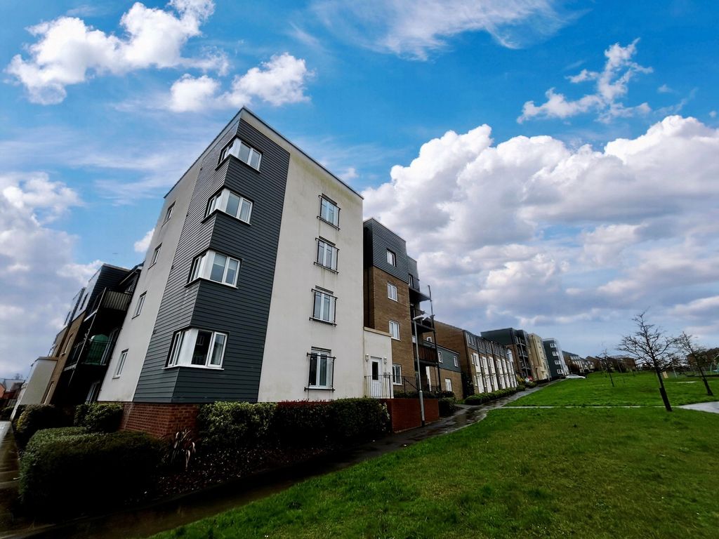 2 bed flat for sale in Great Mead, Yeovil BA21, £155,000