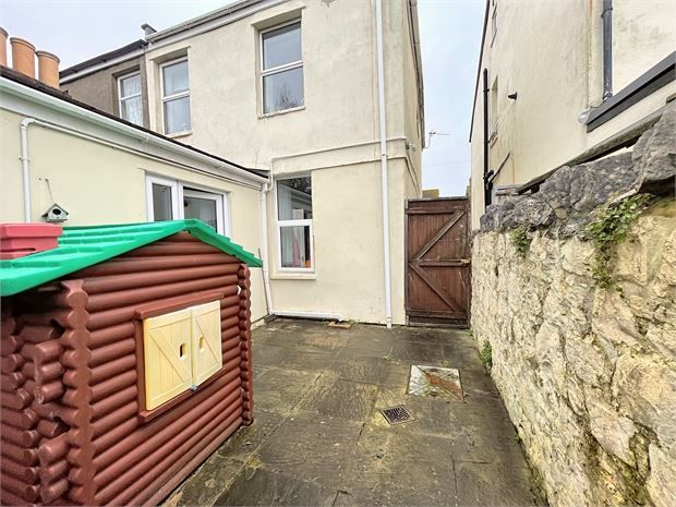 2 bed flat for sale in Hill Road, Weston-Super-Mare, North Somerset. BS23, £180,000