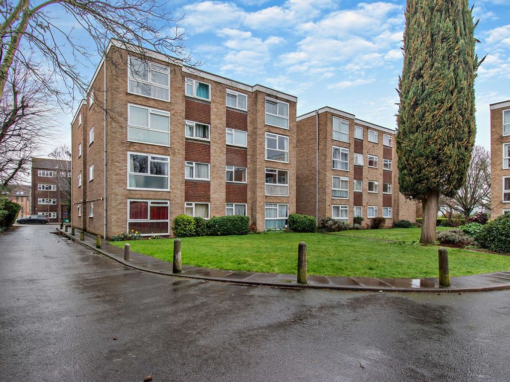 1 bed flat for sale in Harcourt Road, Wallington SM6, £234,000