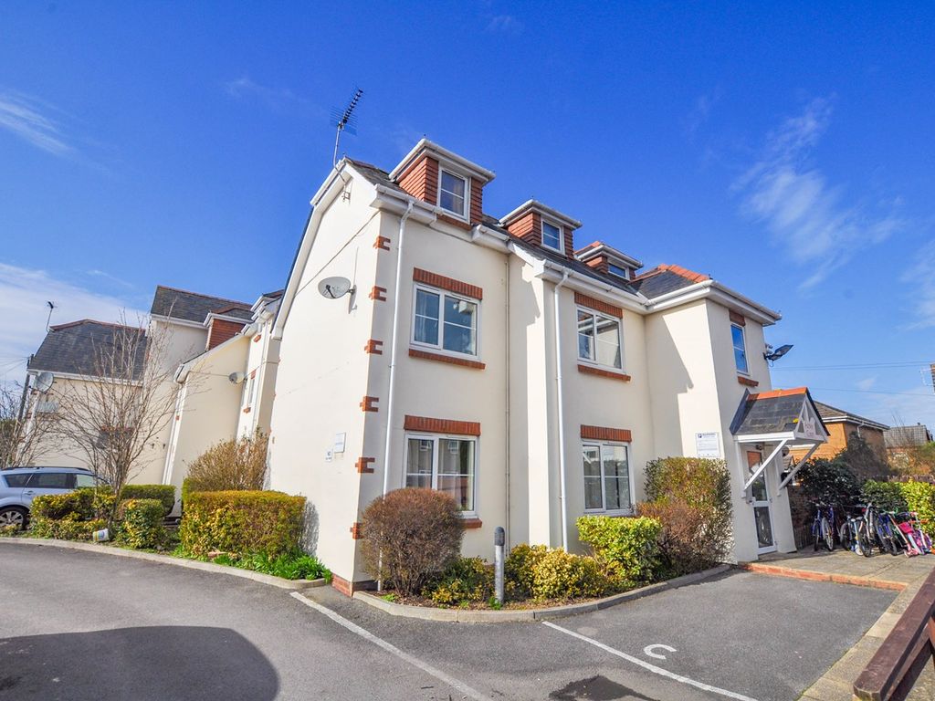 2 bed flat for sale in Ashley Road, Poole BH14, £179,950