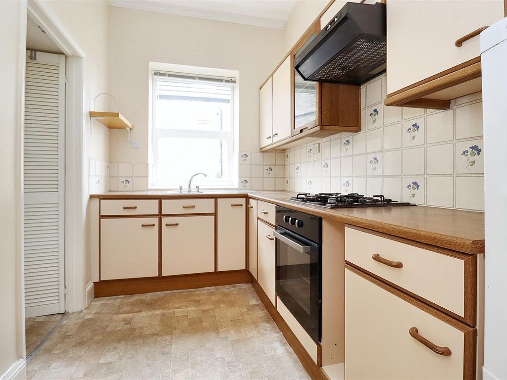 2 bed flat for sale in Linden Road, Clevedon BS21, £249,950