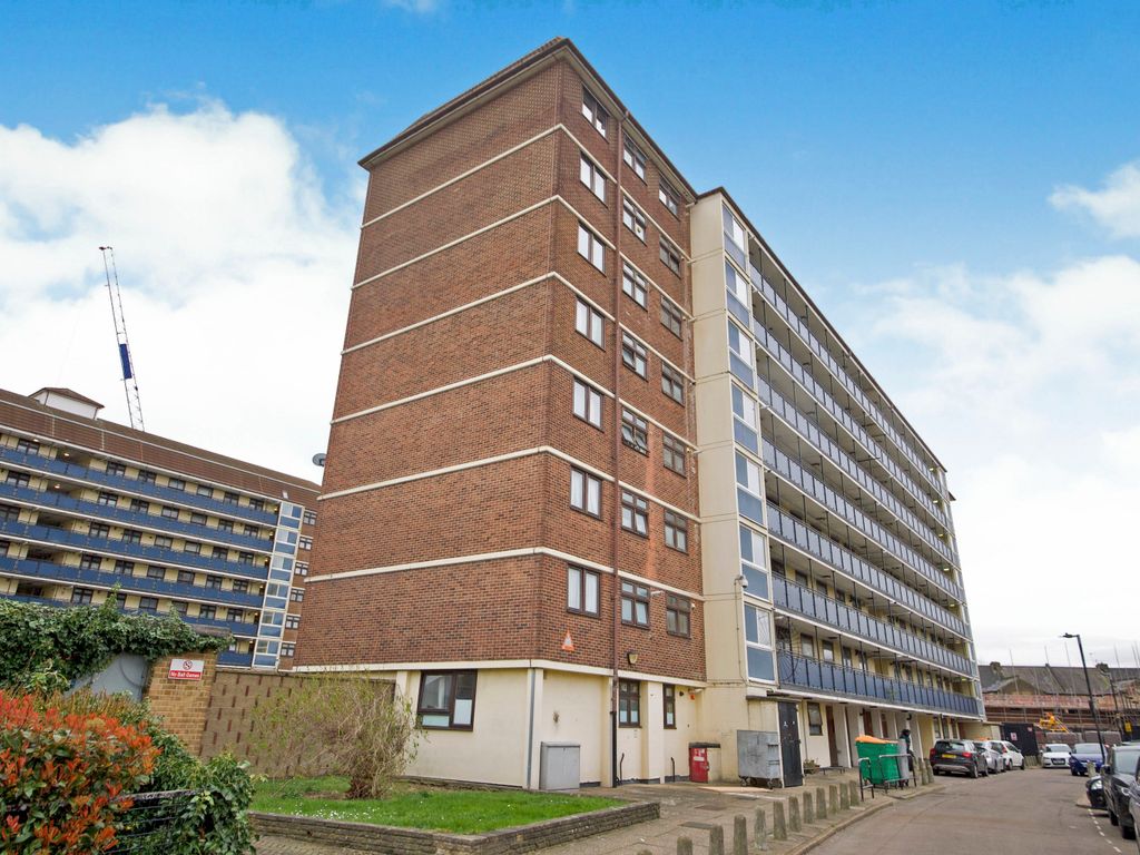 2 bed flat for sale in Melford Road, East Ham, London E6, £230,000
