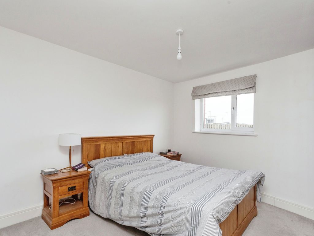 2 bed flat for sale in Bowling Green Close, Bletchley, Milton Keynes, Buckinghamshire MK2, £190,000
