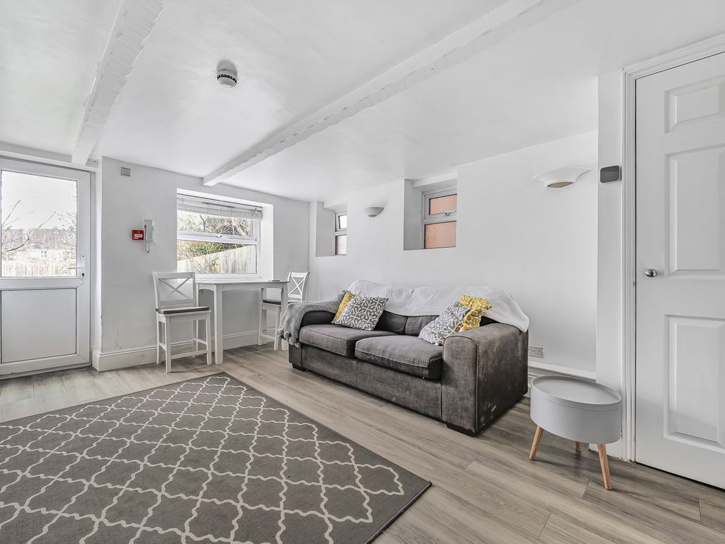 1 bed flat for sale in Newbridge Road, Bath, Somerset BA1, £258,500