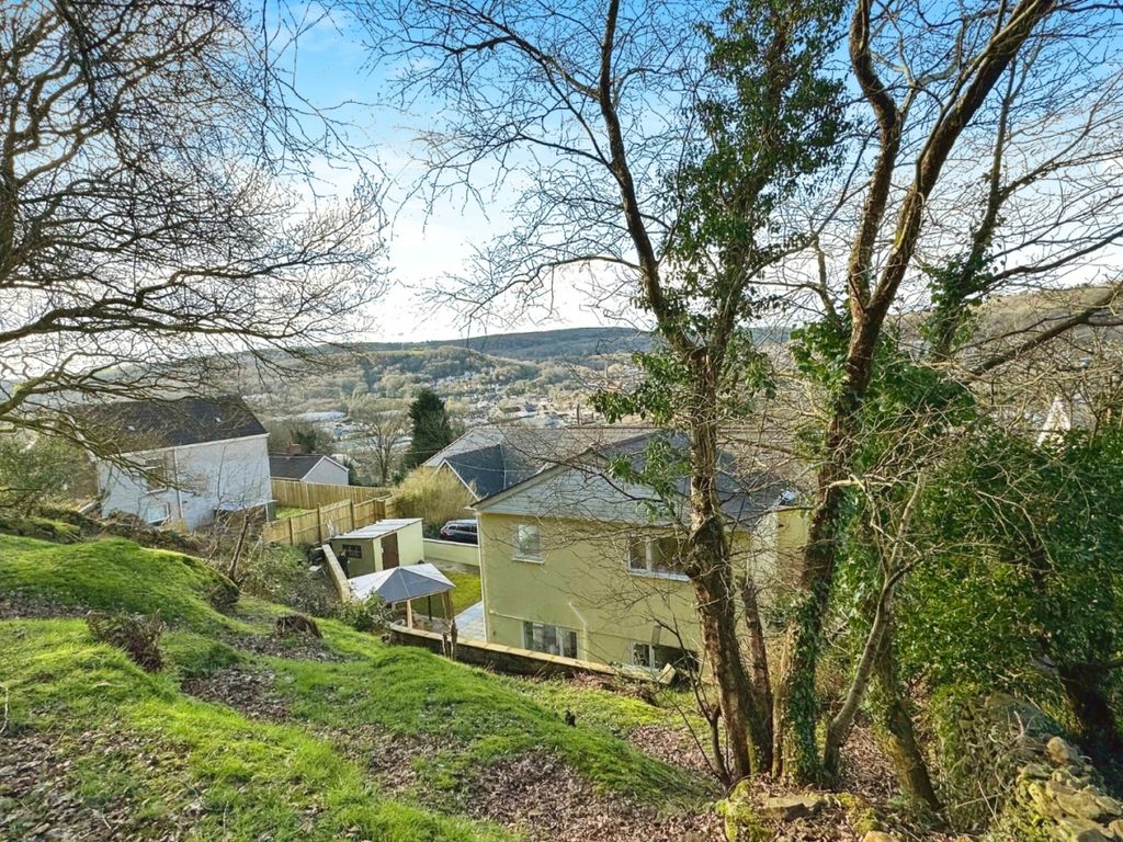 3 bed detached house for sale in Dyffryn Road, Alltwen SA8, £240,000